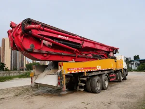Boom system view of the 2019 SANY SYM5449THB unidad 56 used concrete boom pump truck.
