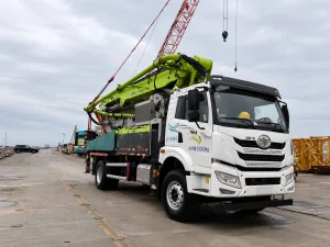 Cab view of the 2022 Zoomlion ZLJ5231THBJF unidad 9 used concrete boom pump truck.