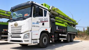 Chassis view of the 2022 Zoomlion ZLJ53510THBJF unidad 10 used concrete boom pump truck.