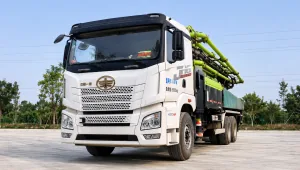 Cab view of the 2022 Zoomlion ZLJ53510THBJF unidad 10 used concrete boom pump truck.