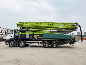 Chassis view of the 2020 Zoomlion ZLJ5440THBKF unidad 56 used concrete boom pump truck.