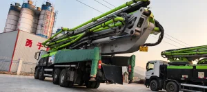 Cab view of the 2021 Zoomlion ZLJ5442THBBE unidad 21 used concrete boom pump truck.