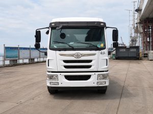 Front cab view of the 2021 Zoomlion ZLJ5180THBJE unidad 21 truck-mounted concrete line pump.