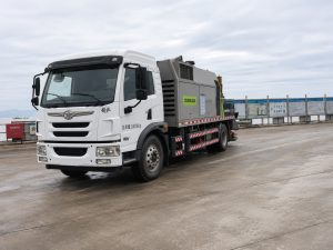 Front-left view of the 2021 Zoomlion ZLJ5180THBJE unidad 21 truck-mounted concrete line pump.